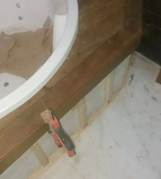 Detalle de la encimera y el primer frente de teka, con un sargento sujetando la pieza