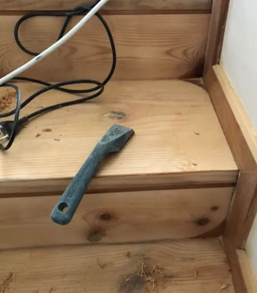 Peldaño a medio decapar con la rasqueta y restos de viruta