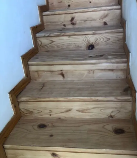Tramo de escalera con el acabado antiguo desgastado