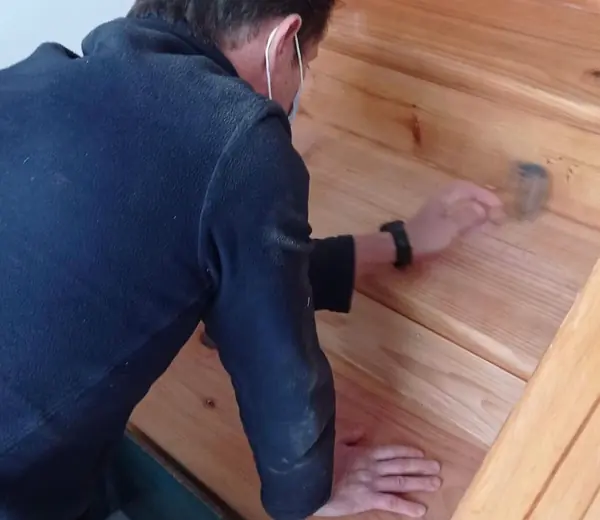 Lijando a mano la huella de un peldaño