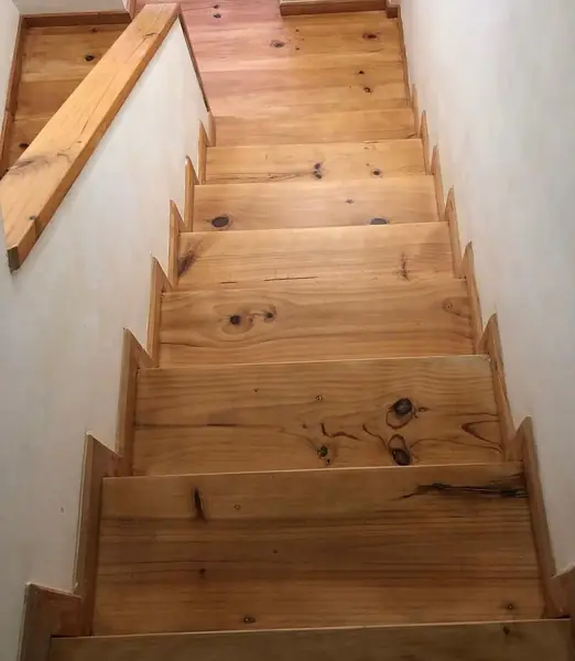 Escalera lijada con acabado natural mate