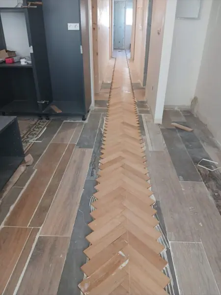 Primera hilera de espiga de roble colocada sobre el eje del pasillo