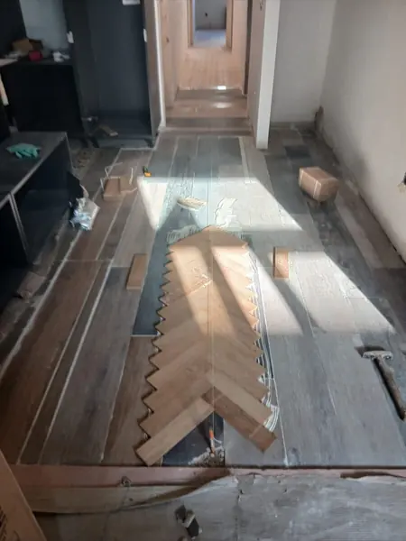 Arranque de la espiga en el recibidor, con las piezas de roble preparadas alrededor