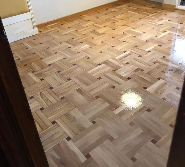 Estancia terminada con el parquet barnizado y el dibujo completo