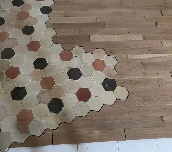 Encuentro entre el mosaico hexagonal y el roble, con las tablas recortadas siguiendo los hexágonos
