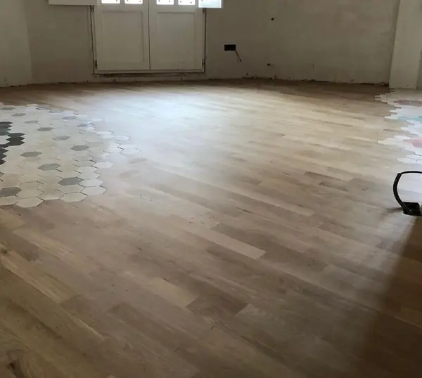 Estancia con el roble colocado y zonas de mosaico integradas junto a la ventana
