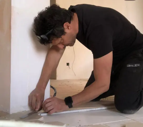 Marcando un corte a medida junto a un pilar