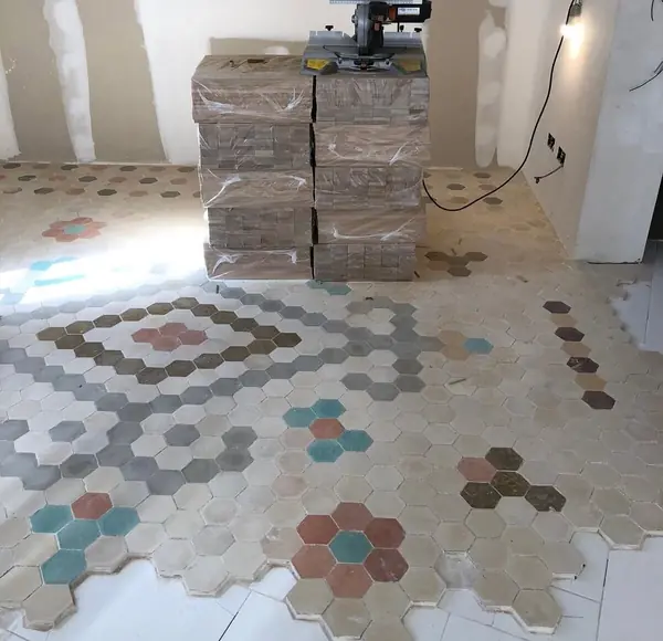 Mosaico hidráulico original con los paquetes de roble macizo listos para colocar