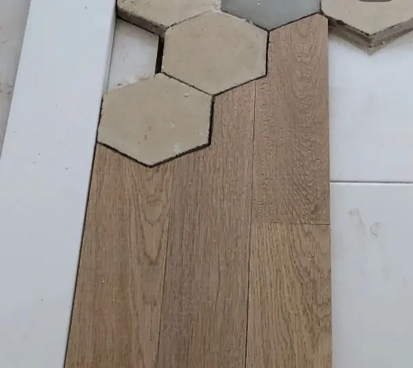Detalle de las tablas de roble encajadas a la forma de los hexágonos