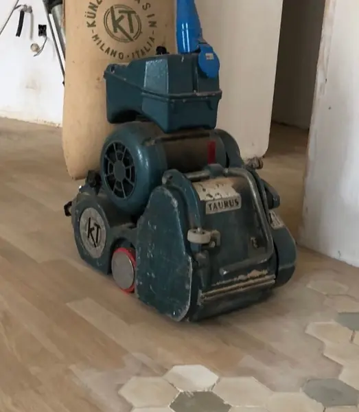 Lijadora de suelos sobre el roble ya colocado, junto al mosaico