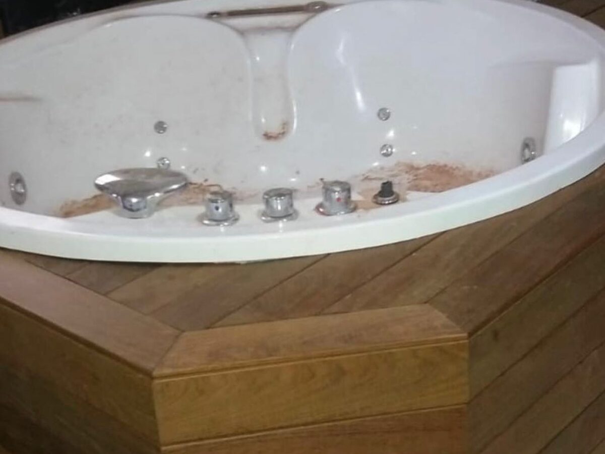Bañera de hidromasaje revestida en madera tropical