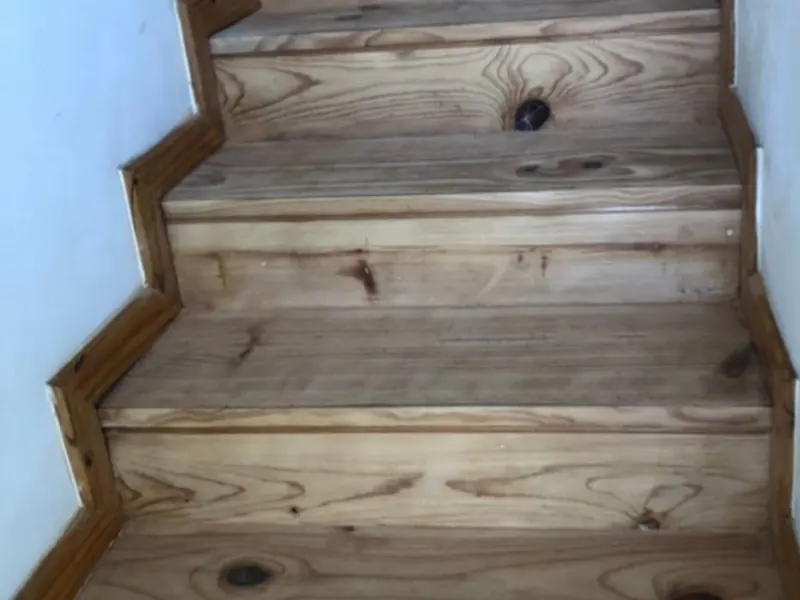 Escalera de pino con el acabado antiguo desgastado por el uso