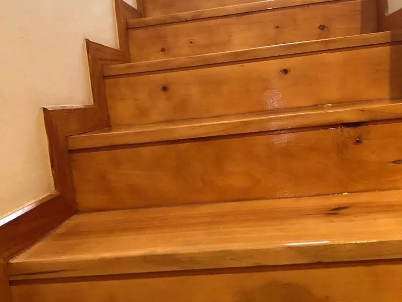 Escalera de pino restaurada y barnizada