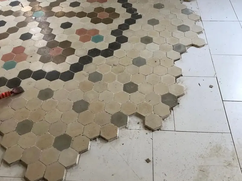 Mosaico hidráulico hexagonal original con el porcelánico de alrededor en obras