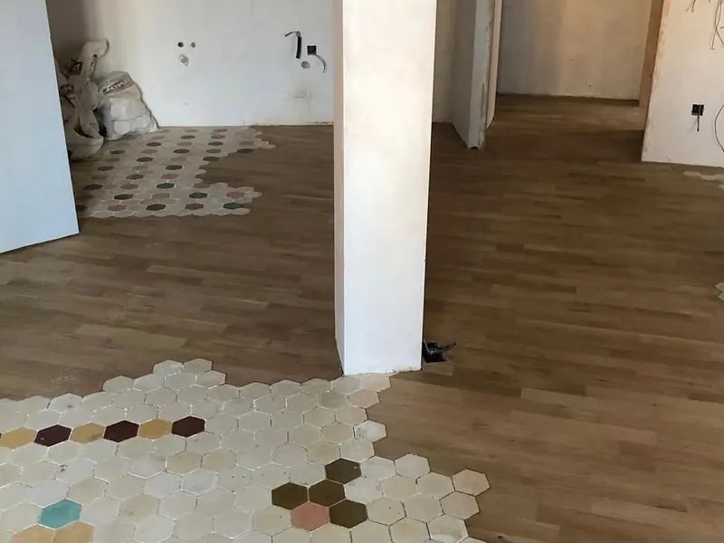 Roble macizo instalado con zonas del mosaico hidráulico integradas como alfombras