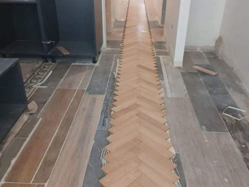 Primera hilera de espiga de roble colocada sobre el eje del pasillo