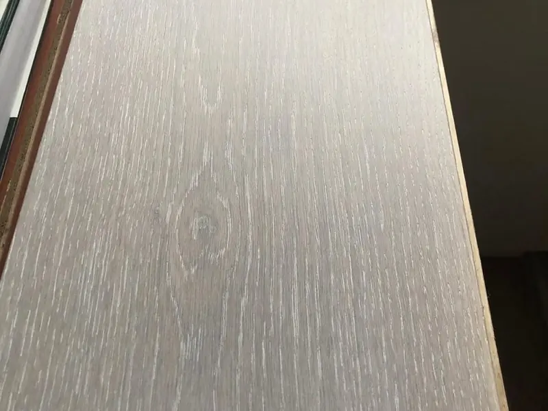 Tabla de roble tintada en tono claro y acabada en aceite, con la veta a la vista
