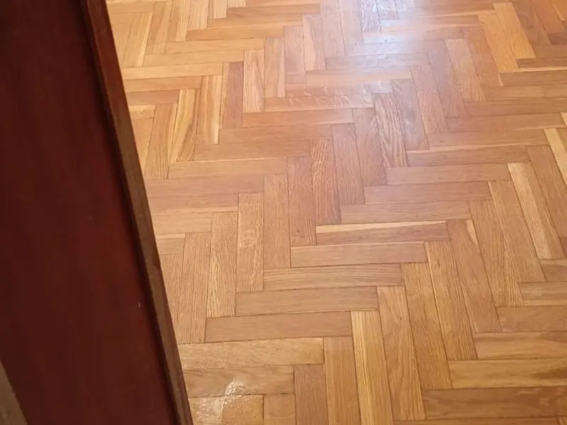 Parquet en espiga reparado, lijado y barnizado, sin huecos